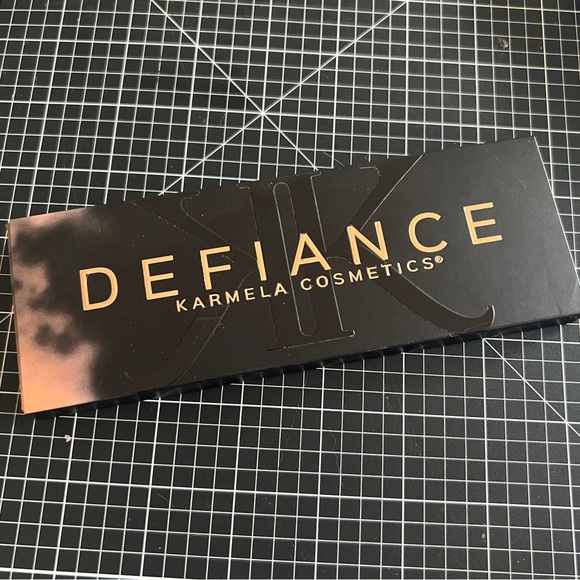 Karmela Cosmetics Defiance eyeshadow palette - Picture 3 of 6